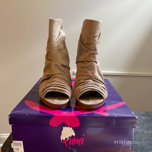 Size 10 Fioni Nichollete peep toe bootie - Picture 2 of 3